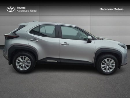 2025 Toyota Yaris Cross - thumbnail 3