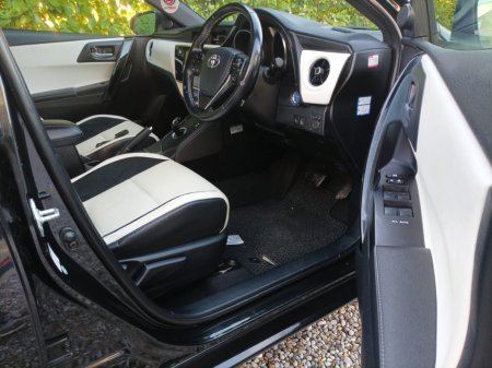 2016 Toyota Auris 1.8 PETROL HYBRID LEATHER & SUEDE INTERIOR SPORTS ALLOY WHEELS FACTORY IMMOBILISER PROXIMITY KEYS MULTI MEDIA SYSTEM SERVICE HISTORY (7 STAMPS) JUST FULLY SERVICED 2 YEARS NCT 1 YEAR ROAD TAX €16,449