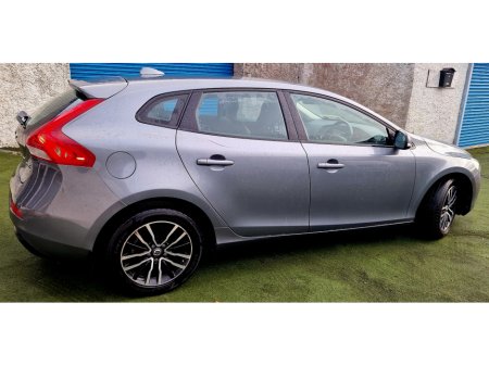 2017 Volvo V40 2.0TD D2 MOMENTUM ED 5DR LOW KM NEW NCT 07.27 €12,999