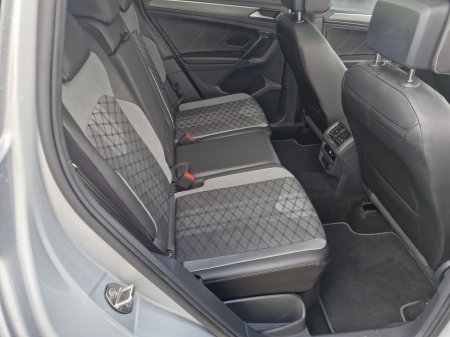 2022 Volkswagen Tiguan R-LINE 2.0 TDI D7F 150HP 5DR AU €41,950 thumbnail