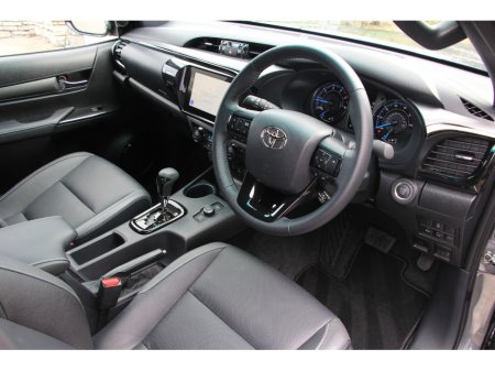 2025 Toyota Hilux - thumbnail 5