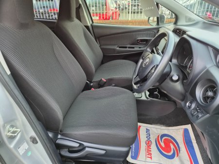 2019 Toyota Vitz - thumbnail 11