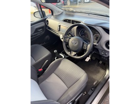 2017 Toyota Yaris - thumbnail 5