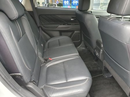 2016 Mitsubishi Outlander - thumbnail 25