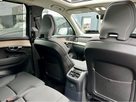 2025 Volvo XC90 MULBERRY RED / PLUS DARK T8 PHEV AWD AUTO PLUS €78,950 thumbnail