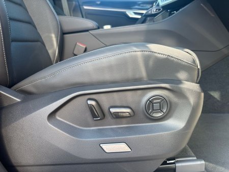 2025 Volkswagen Touareg 3.0 TSI PHEV 462HP R €115,975 thumbnail