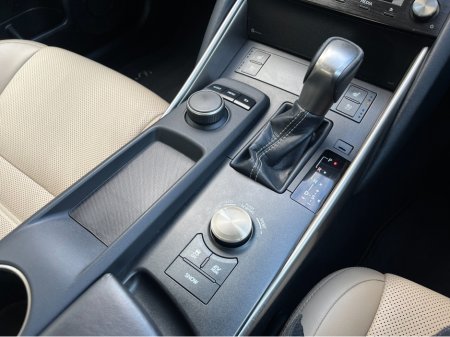 2018 Lexus IS 300 h - thumbnail 16