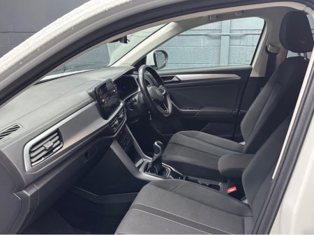 2024 Volkswagen T-Roc LIFE 2.0 TDI MANUAL 6SPEED FWD 116HP 5 €29,950 thumbnail