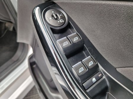 2016 Ford Fiesta - thumbnail 27