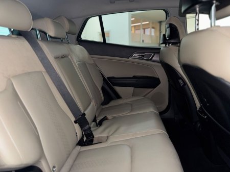2023 Kia Sportage - thumbnail 5