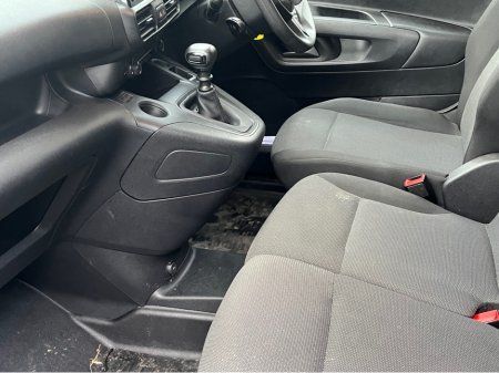 2023 Peugeot Partner ASPHALT PREMIUM + BLUEHDI PLUS L1 €14,500 thumbnail