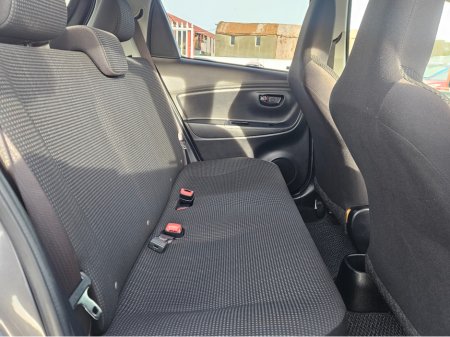 2019 Toyota Yaris - thumbnail 2