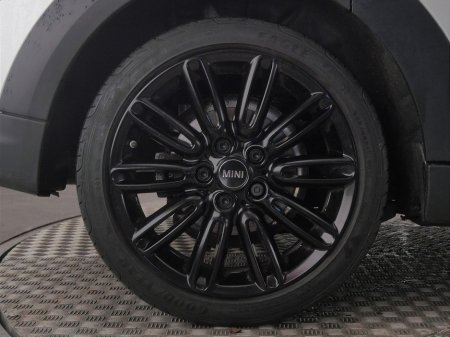 2024 MINI Hatch 5-Door Cooper Exclusive €35,900 thumbnail