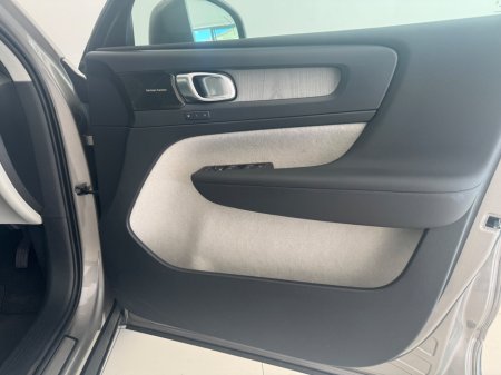 2020 Volvo XC40 - thumbnail 16