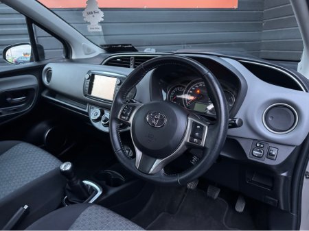 2016 Toyota Yaris - thumbnail 8