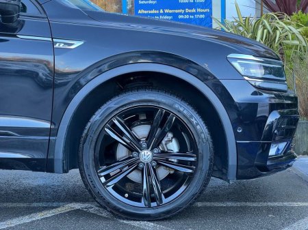 2018 Volkswagen Tiguan R-LINE 2.0 TDI 4MOTION // BLACK EDITION // HEADS-UP DISPLAY // 360 SURROUND PARKING CAMERAS €28,950 thumbnail