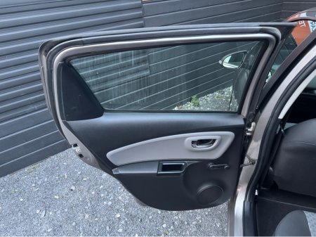 2016 Toyota Yaris - thumbnail 16