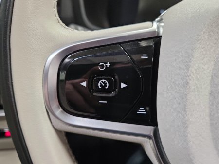 2022 Volvo V60 PHEV T8 (455hp) Ultimate Dark AWD €27,950 thumbnail