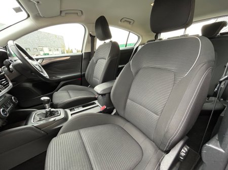 2021 Ford Focus - thumbnail 12