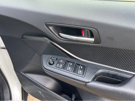 2017 Toyota C-HR 1.8 HYBRID AUTO LOW KM €16,950 thumbnail