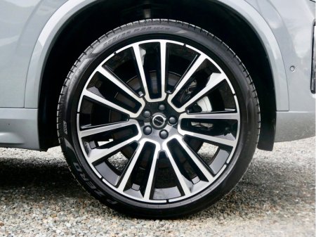 2025 Volvo XC90 T8 PHEV AWD Ultra Bright thumbnail