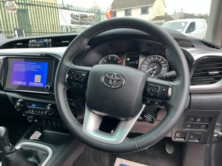 2025 Toyota Hilux FRESH SELECTION OF TRADE-INS HILUX 2.8 SR5 DOUBLE CAB €48,000 thumbnail