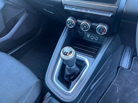 2020 Renault Clio DYNAMIQUE 1.0 TCE // NEW 2 YEAR NCT // AIR CONDITIONING // 16" ALLOYS €11,950 thumbnail