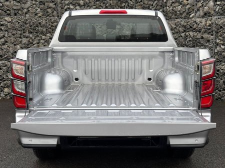 2025 Isuzu D-MAX V-CROSS AUTO DCB €49,789 thumbnail