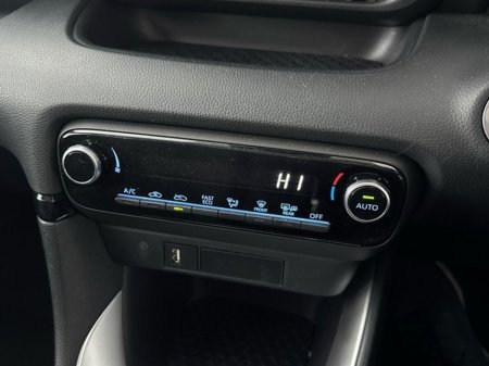 2022 Toyota Yaris HYBRID LUNA €22,950 thumbnail