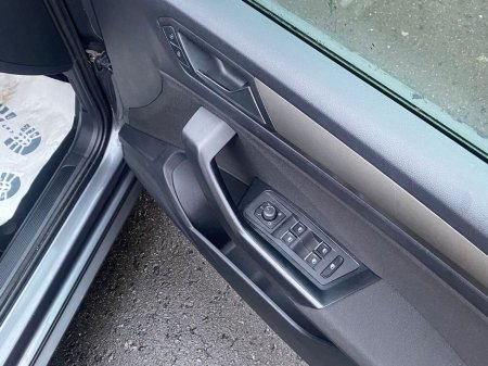 2021 Volkswagen T-Roc Design 1.0 TSI M6F 110HP 5DR €22,995 thumbnail