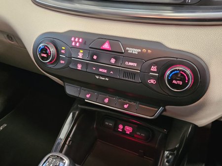 2017 Kia Sorento Platinum 2WD thumbnail