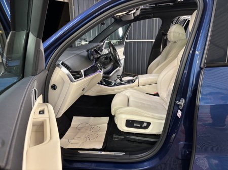 2022 BMW X5 xDrive45e xLine €59,950 thumbnail