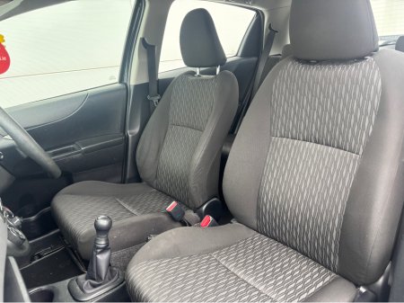 2012 Toyota Yaris - thumbnail 8