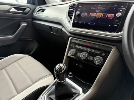 2022 Volkswagen T-Roc DESIGN 1.0 TSI 110HP 5DR €23,950 thumbnail