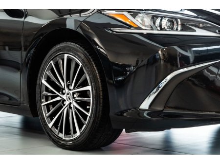 2022 Lexus ES 300 H ES Premuim Edition €39,899 thumbnail