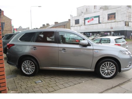 2019 Mitsubishi Outlander - view 3