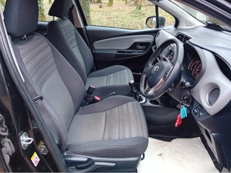 2016 Toyota Yaris - thumbnail 13