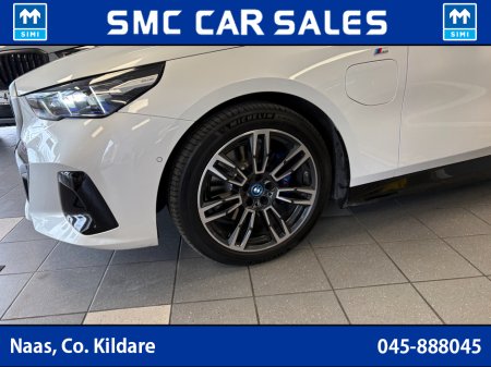 2025 BMW 5 Series - thumbnail 5