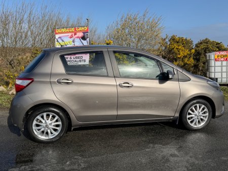 2017 Toyota Yaris - thumbnail 9