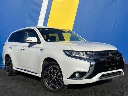 2017 Mitsubishi Outlander 4WD 2.0 HYBRID // DIAMOND CUT ALLOYS // LEATHER/ALCANTARA HEATED SEATS // PARKING SENSORS €19,950