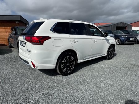 2018 Mitsubishi Outlander - view 3