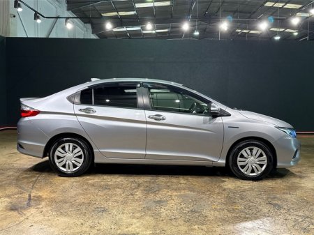 2019 Honda Grace - photo 2