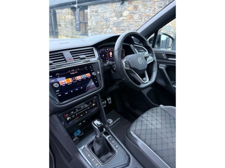 2023 Volkswagen Tiguan 2.0 TDI 150HP R-Line DSG 27.5% €49,995 thumbnail