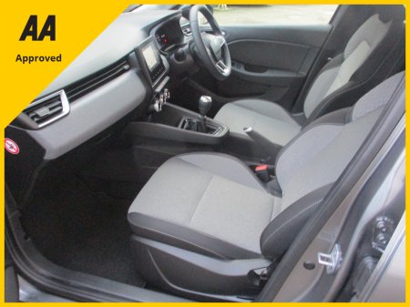 2025 Renault Clio EVOLUTION  WITH ONLY 6105KMS HIGH SPEC WITH SAT NAV AND REAR PARKING SENSORS FULLY SERVICED AND READY TO GO €25,950 thumbnail