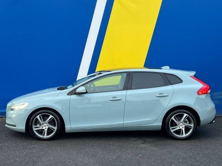 2017 Volvo V40 D4 2.0 D // PANORAMIC SUNROOF // VOLVO SERVICE HISTORY // REVERSE CAMERA €16,900