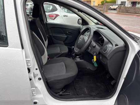 2015 Dacia Sandero ALTERNATIVE 1.5 DCI 90 4DR €5,950 thumbnail