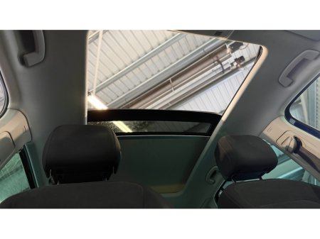 2017 Volkswagen Tiguan - view 4