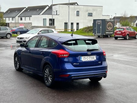 2017 Ford Focus - thumbnail 10