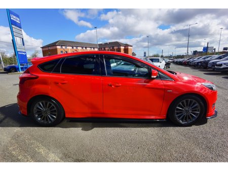 2017 Ford Focus - thumbnail 6