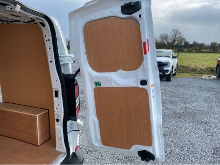 2025 Ford Transit Custom Crewcab SWB PHEV 232BHP Auto thumbnail